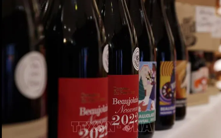 Đồ uống trong chai thủy tinh chứa nhiều vi nhựa hơn chai nhựa - Ảnh 1.