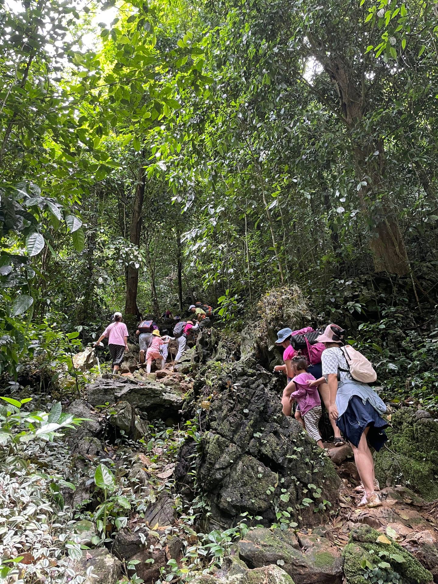 Ngôi làng “bị bỏ quên” ở miền Bắc: Không điện, không đường, nhưng vẫn đón nườm nượp khách ghé thăm - Ảnh 5.