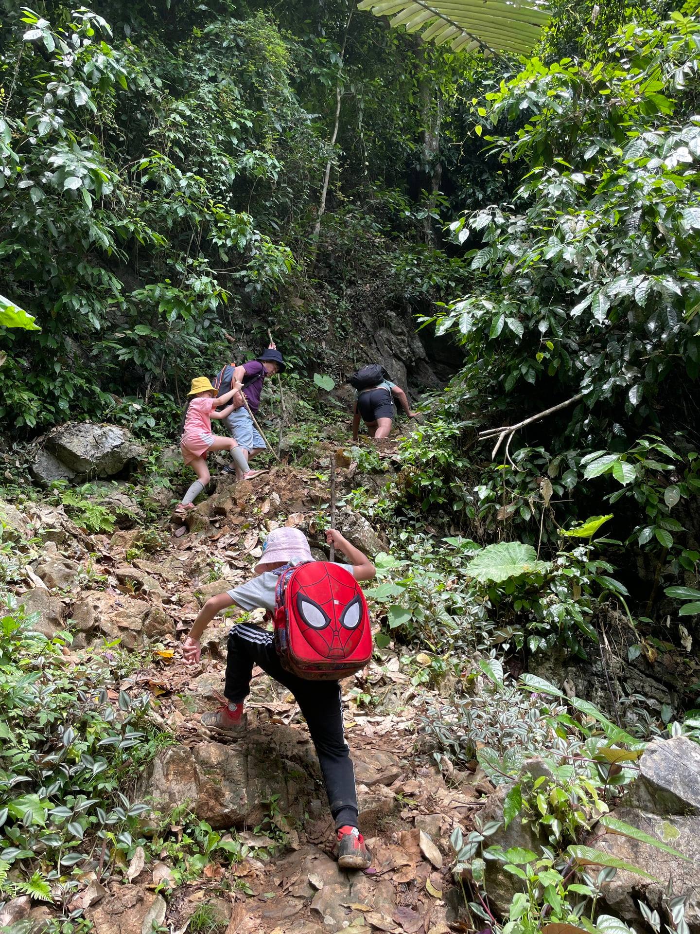 Ngôi làng “bị bỏ quên” ở miền Bắc: Không điện, không đường, nhưng vẫn đón nườm nượp khách ghé thăm - Ảnh 7.
