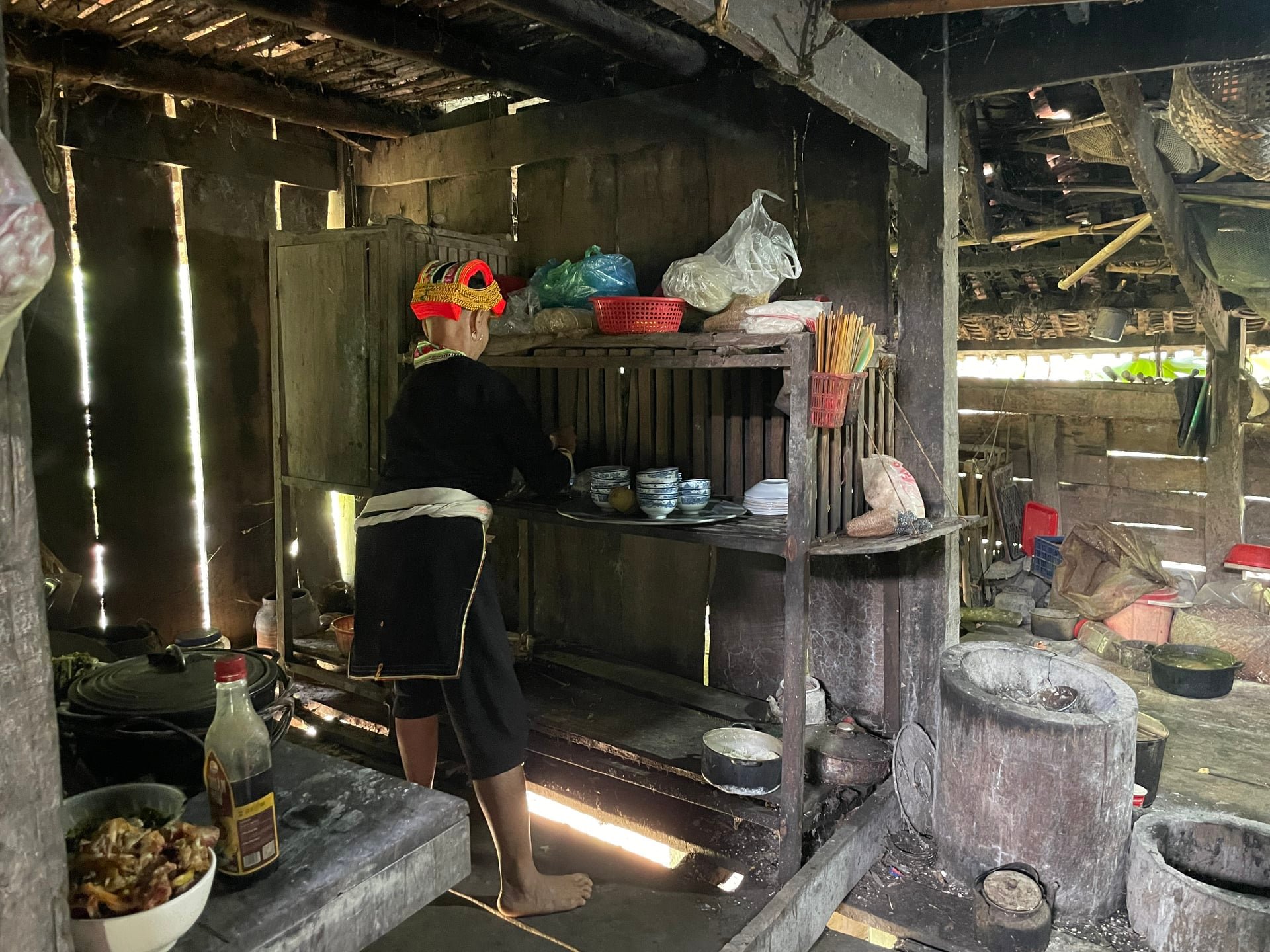 Ngôi làng “bị bỏ quên” ở miền Bắc: Không điện, không đường, nhưng vẫn đón nườm nượp khách ghé thăm - Ảnh 12.