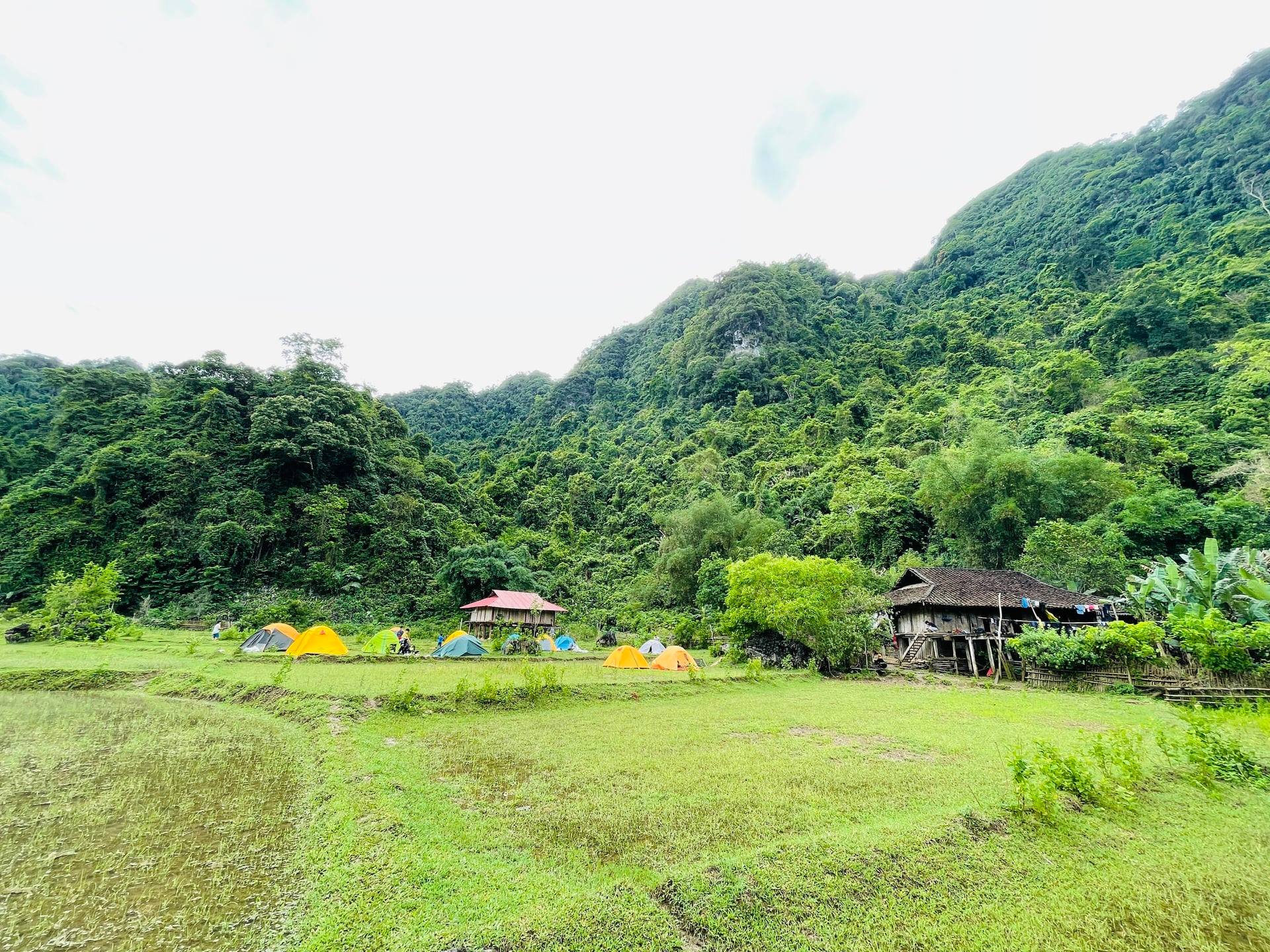 Ngôi làng “bị bỏ quên” ở miền Bắc: Không điện, không đường, nhưng vẫn đón nườm nượp khách ghé thăm - Ảnh 13.