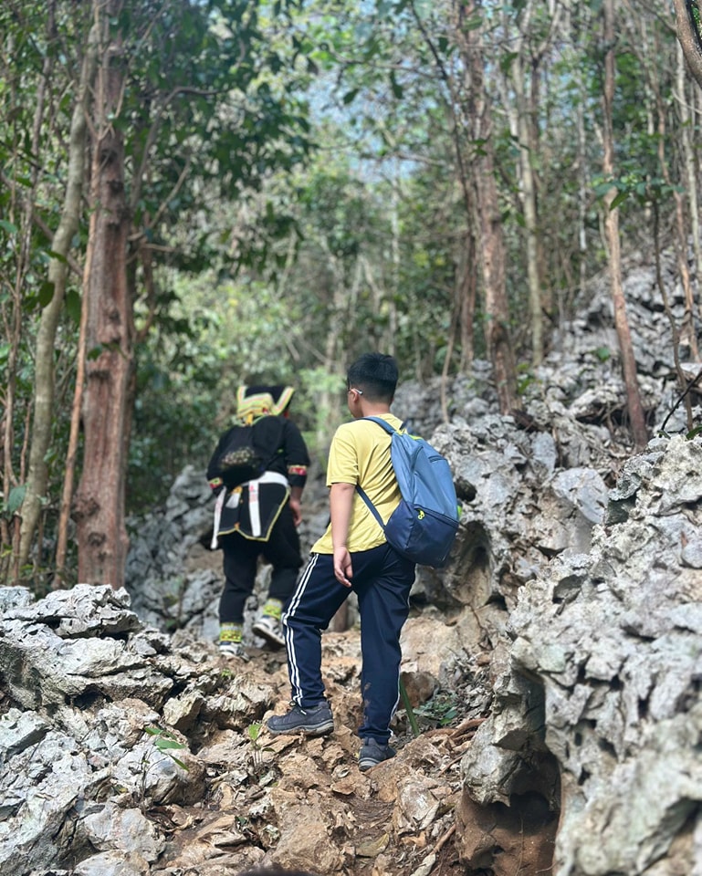 Ngôi làng “bị bỏ quên” ở miền Bắc: Không điện, không đường, nhưng vẫn đón nườm nượp khách ghé thăm - Ảnh 4.