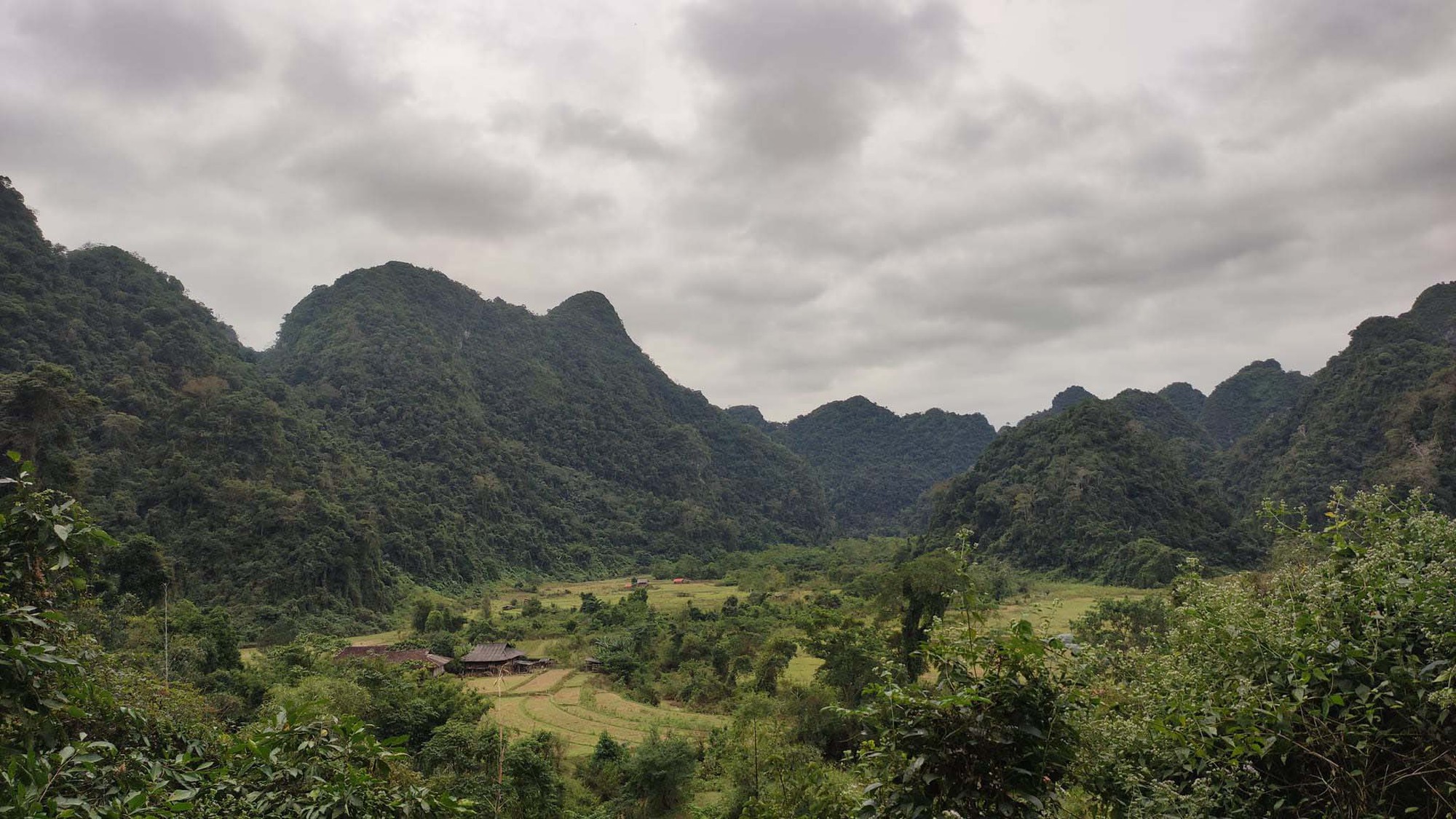 Ngôi làng “bị bỏ quên” ở miền Bắc: Không điện, không đường, nhưng vẫn đón nườm nượp khách ghé thăm - Ảnh 2.