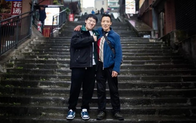 Cặp cha con trong bức ảnh “cõng cả thế giới trên vai vì con” bây giờ ra sao?- Ảnh 3.