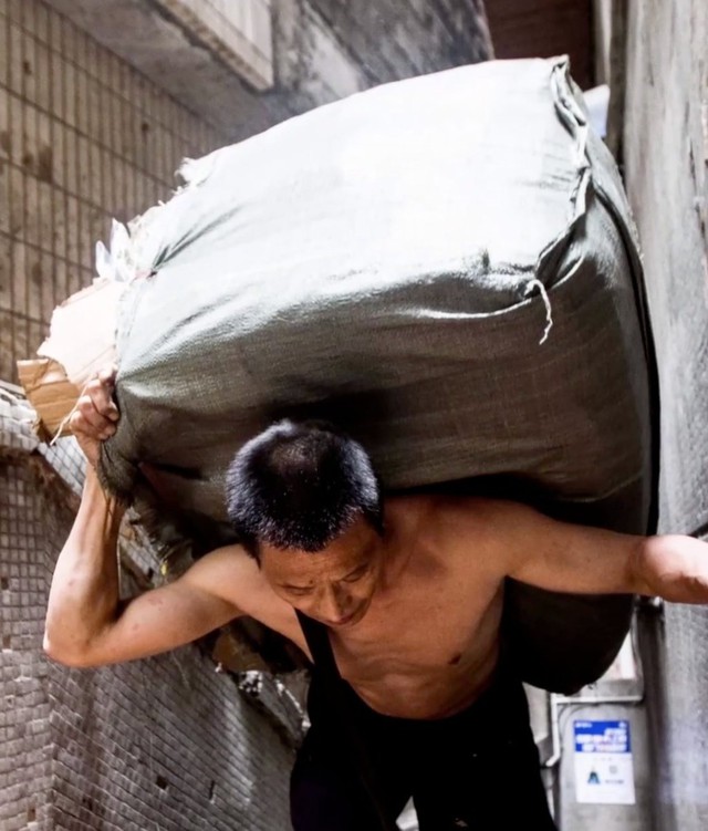 Cặp cha con trong bức ảnh “cõng cả thế giới trên vai vì con” bây giờ ra sao?- Ảnh 2.