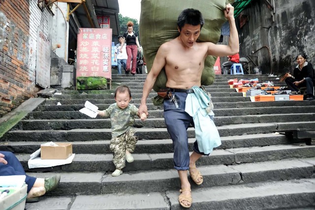 Cặp cha con trong bức ảnh “cõng cả thế giới trên vai vì con” bây giờ ra sao?- Ảnh 1.