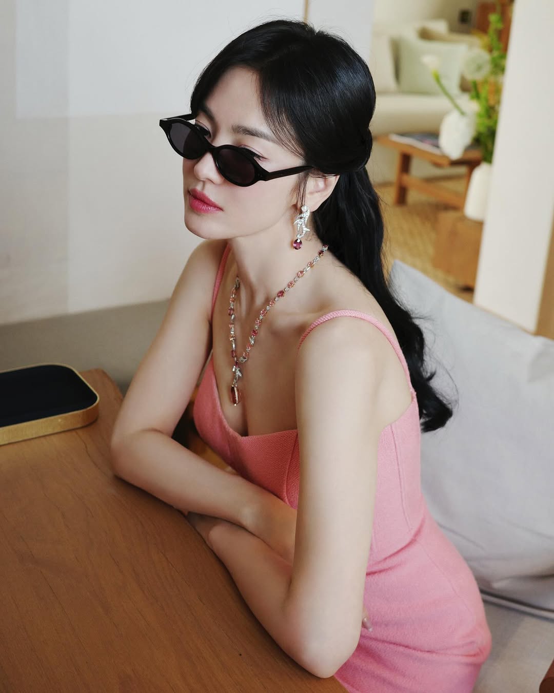 Song Hye Kyo và Ha Ji Won cùng chăm uống loại nước được ví "kem nhả nắng" ngừa nám, trẻ hóa từ bên trong, bảo sao đều xứng danh trường thành nhan sắc- Ảnh 3. Song Hye Kyo và Ha Ji Won cùng chăm uống loại nước được ví "kem nhả nắng" ngừa nám, trẻ hóa từ bên trong, bảo sao đều xứng danh trường thành nhan sắc- Ảnh 3.