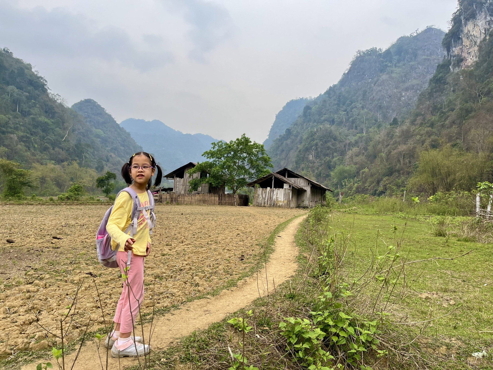 Ngôi làng “bị bỏ quên” ở miền Bắc: Không điện, không đường, nhưng vẫn đón nườm nượp khách ghé thăm - Ảnh 15.