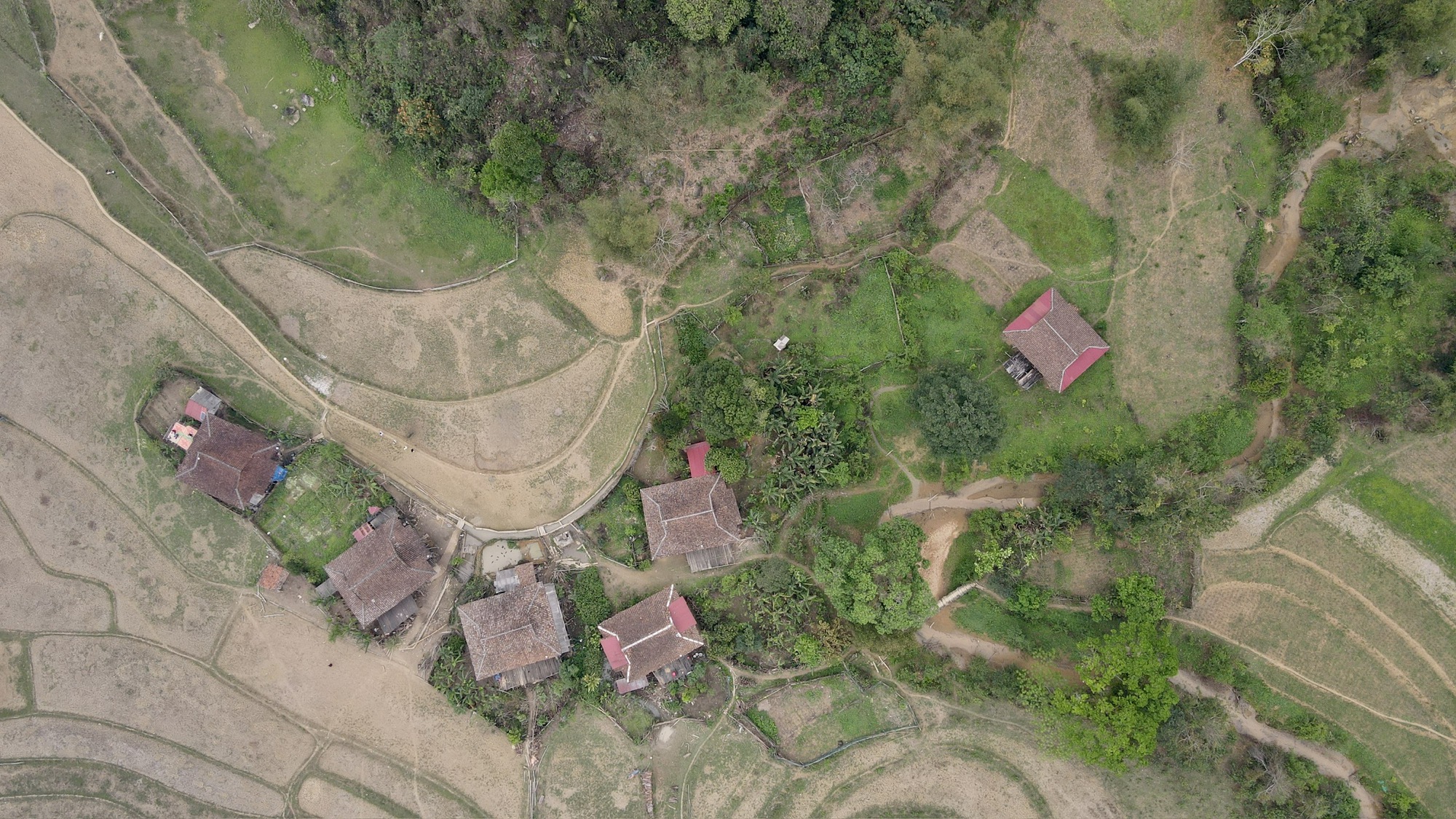 Ngôi làng “bị bỏ quên” ở miền Bắc: Không điện, không đường, nhưng vẫn đón nườm nượp khách ghé thăm - Ảnh 3.