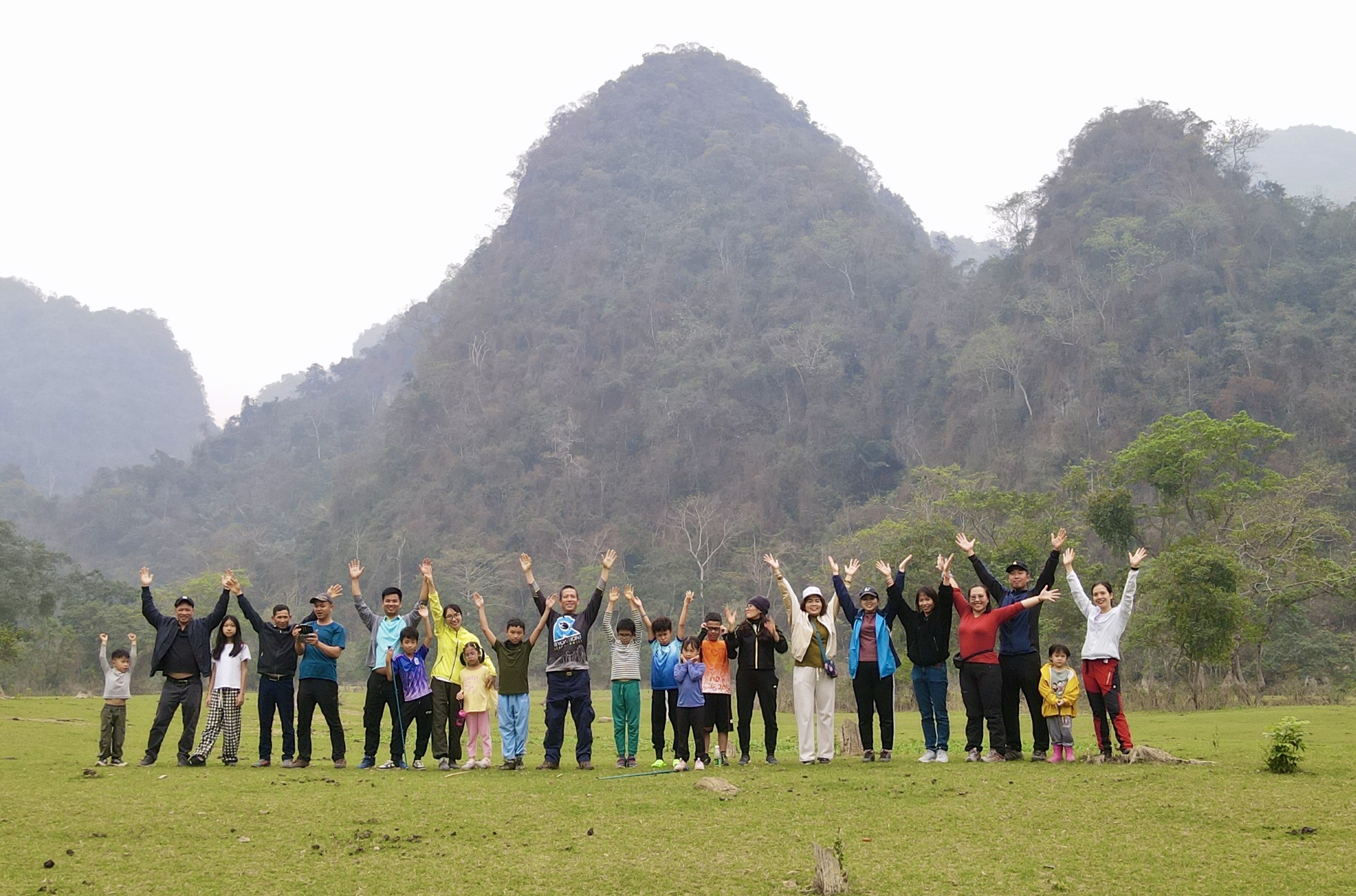 Ngôi làng “bị bỏ quên” ở miền Bắc: Không điện, không đường, nhưng vẫn đón nườm nượp khách ghé thăm - Ảnh 14.