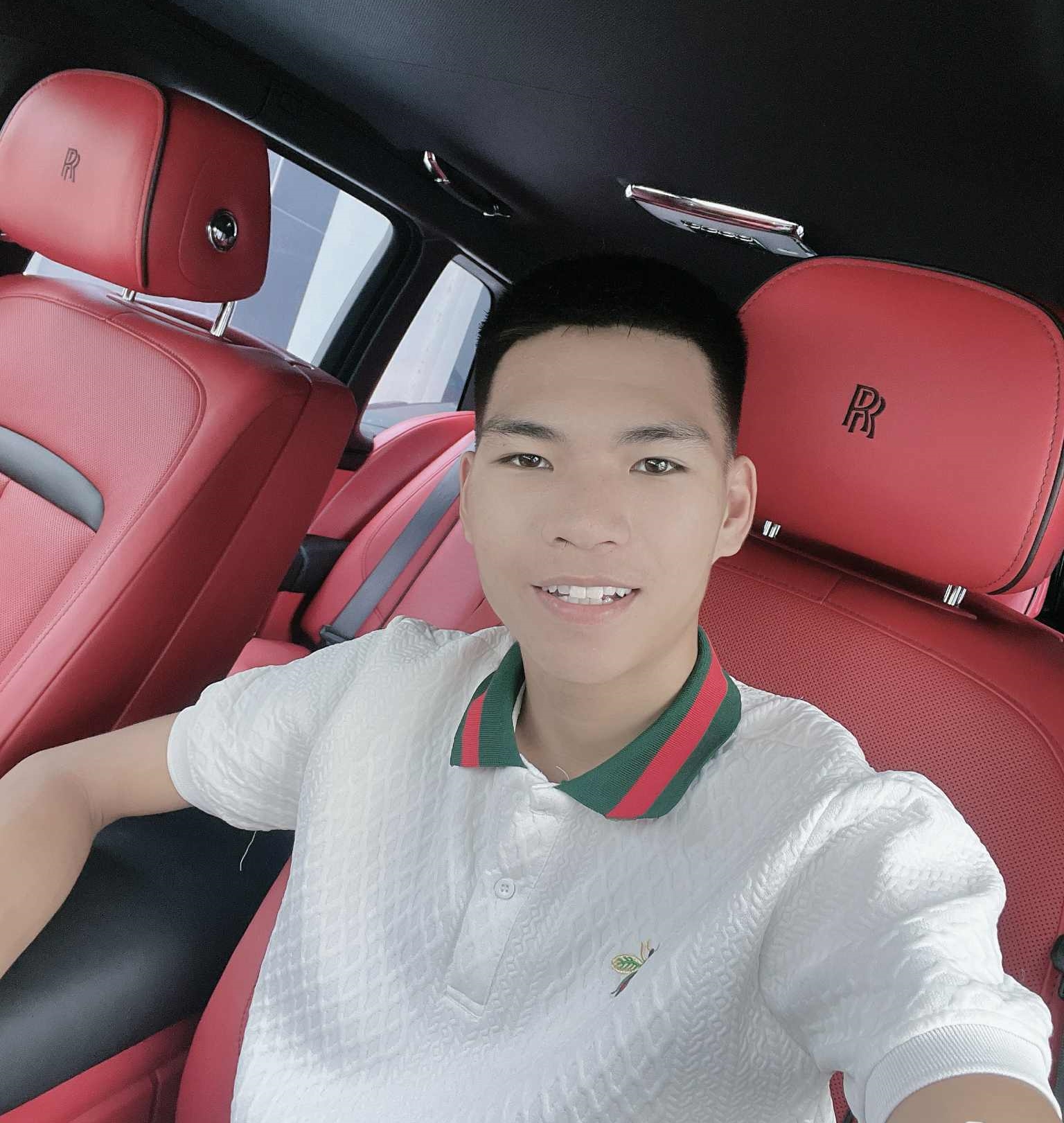 Sự thật chàng trai lái Lamborghini đi tốt nghiệp Đại học ở Hà Nội hút 10 triệu view