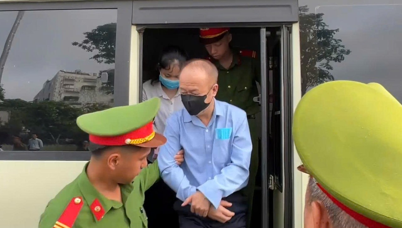 Cựu bí thư tỉnh ủy Hoàng Thị Thúy Lan cùng các bị cáo đến tòa bằng xe đặc chủng và xe 29 chỗ- Ảnh 2. Cựu bí thư tỉnh ủy Hoàng Thị Thúy Lan cùng các bị cáo đến tòa bằng xe đặc chủng và xe 29 chỗ- Ảnh 2.