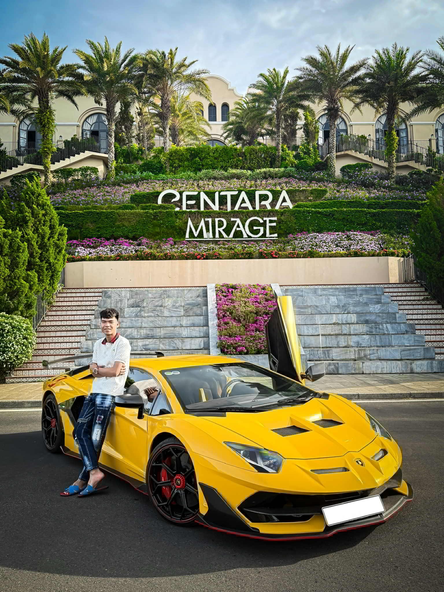 Sự thật chàng trai lái Lamborghini đi tốt nghiệp Đại học ở Hà Nội hút 10 triệu view