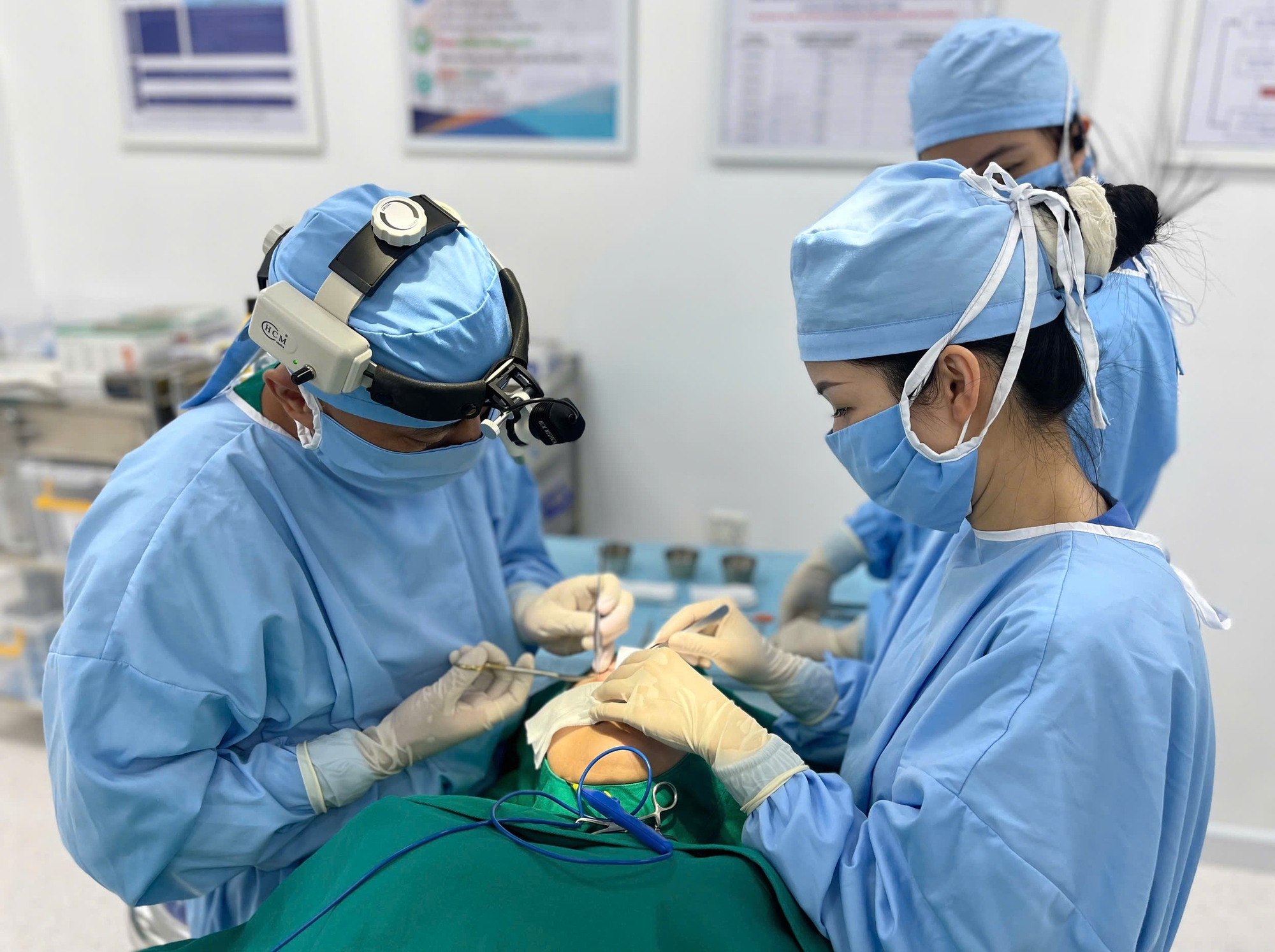 Cô gái 22 tuổi cả khi ngủ mắt cũng không thể nhắm kín vì "60 phút định mệnh..."- Ảnh 2. Cô gái 22 tuổi cả khi ngủ mắt cũng không thể nhắm kín vì "60 phút định mệnh..."- Ảnh 2.