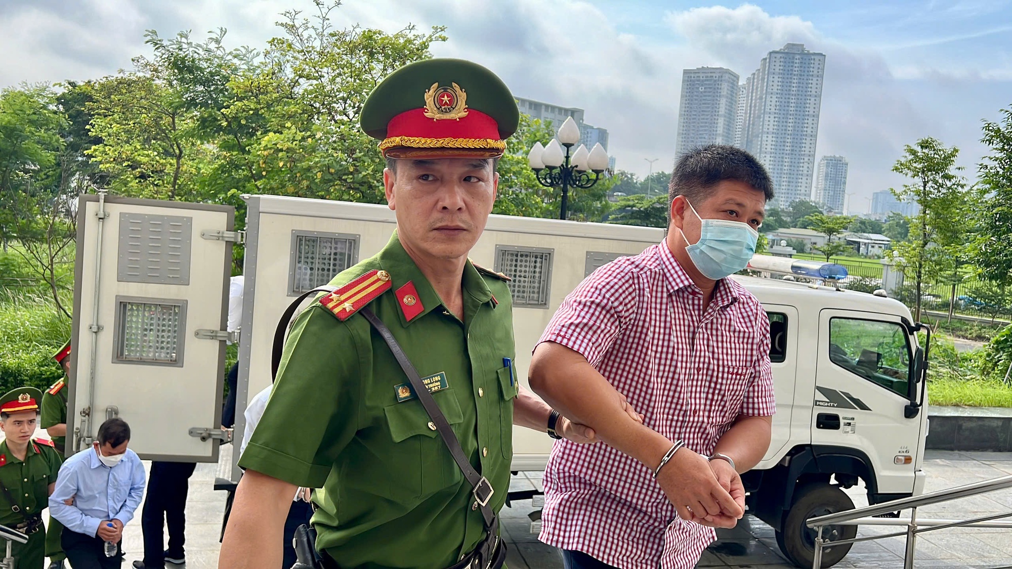 Cựu bí thư tỉnh ủy Hoàng Thị Thúy Lan cùng các bị cáo đến tòa bằng xe đặc chủng và xe 29 chỗ- Ảnh 1. Cựu bí thư tỉnh ủy Hoàng Thị Thúy Lan cùng các bị cáo đến tòa bằng xe đặc chủng và xe 29 chỗ- Ảnh 1.
