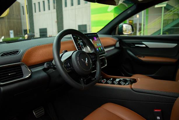 Lý giải vì sao VinFast VF 9 là lựa chọn hàng đầu trong phân khúc E-SUV - Ảnh 1. Lý giải vì sao VinFast VF 9 là lựa chọn hàng đầu trong phân khúc E-SUV - Ảnh 1.