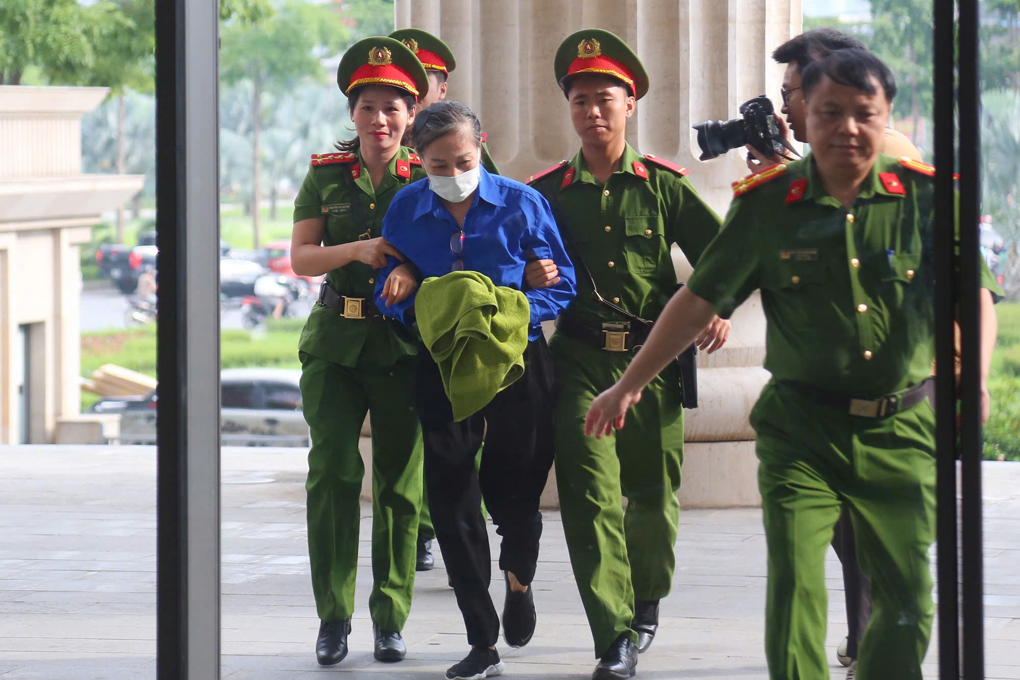 Cựu bí thư tỉnh ủy Hoàng Thị Thúy Lan cùng các bị cáo đến tòa bằng xe đặc chủng và xe 29 chỗ- Ảnh 3. Cựu bí thư tỉnh ủy Hoàng Thị Thúy Lan cùng các bị cáo đến tòa bằng xe đặc chủng và xe 29 chỗ- Ảnh 3.