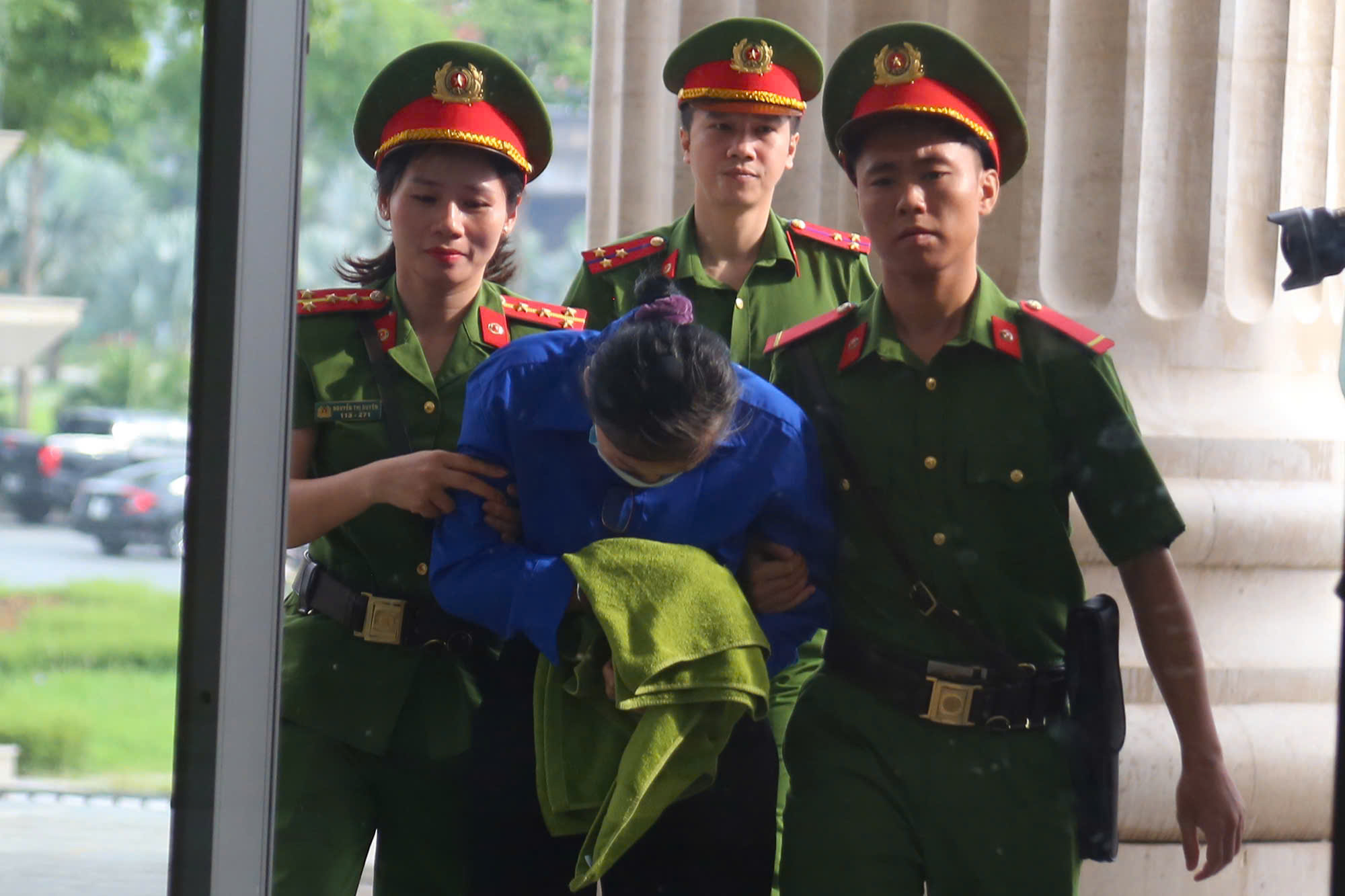 Cựu bí thư tỉnh ủy Hoàng Thị Thúy Lan cùng các bị cáo đến tòa bằng xe đặc chủng và xe 29 chỗ- Ảnh 4. Cựu bí thư tỉnh ủy Hoàng Thị Thúy Lan cùng các bị cáo đến tòa bằng xe đặc chủng và xe 29 chỗ- Ảnh 4.