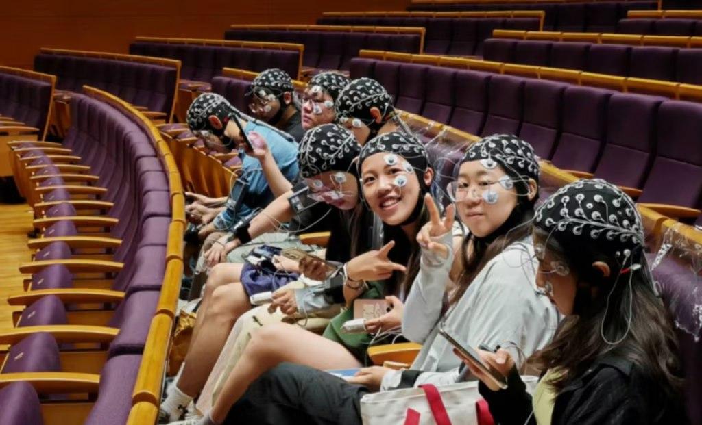 Lan truyền bức ảnh nhóm người đội loại mũ kỳ lạ: "Công nghệ bí ẩn gì đây? Có ảnh hưởng đến cơ thể không?” - Ảnh 2. Lan truyền bức ảnh nhóm người đội loại mũ kỳ lạ: "Công nghệ bí ẩn gì đây? Có ảnh hưởng đến cơ thể không?” - Ảnh 2.