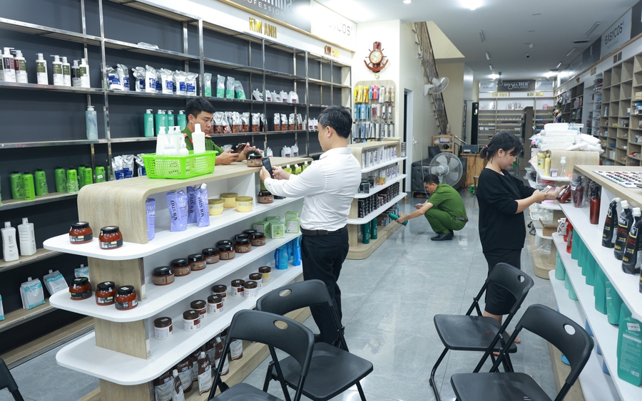 Hàng tấn mỹ phẩm không rõ nguồn gốc vừa phát hiện ở cửa hàng Kim Anh: 2.900 sản phẩm, 43 loại nhãn hàng - Ảnh 1. Hàng tấn mỹ phẩm không rõ nguồn gốc vừa phát hiện ở cửa hàng Kim Anh: 2.900 sản phẩm, 43 loại nhãn hàng - Ảnh 1.