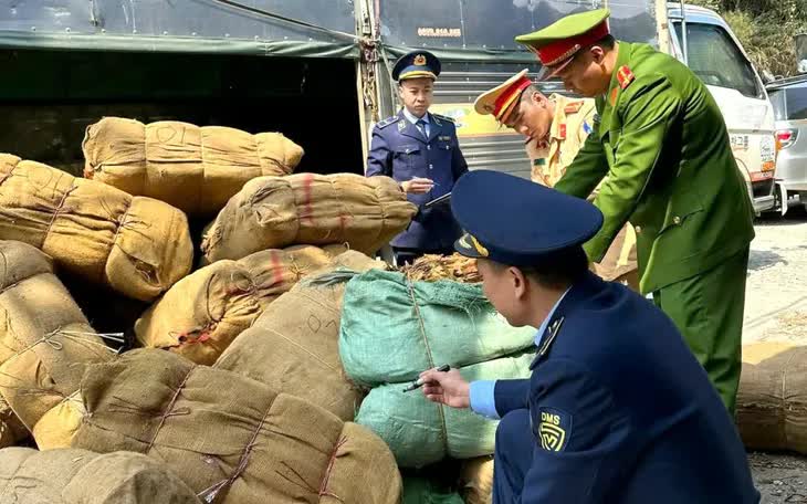 Bắt giữ hơn 122 tấn nguyên liệu thuốc lá nhập lậu, nhiều thủ đoạn tinh vi lộ diện - Ảnh 1.