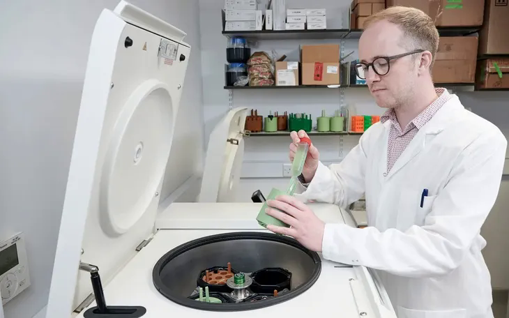 Phát hiện mang tính đột phá: Có thể biến rác nhựa thành thuốc giảm đau, hạ sốt - Ảnh 1.