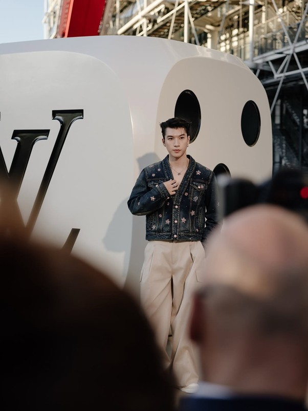 HIEUTHUHAI gây chú ý khi ngồi front-row tại show nam Louis Vuitton- Ảnh 1.