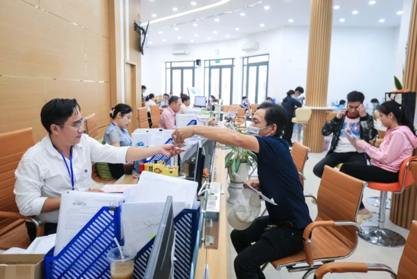 Ngoài lương, công chức còn được hưởng thêm những khoản thu nhập nào? - Ảnh 1.