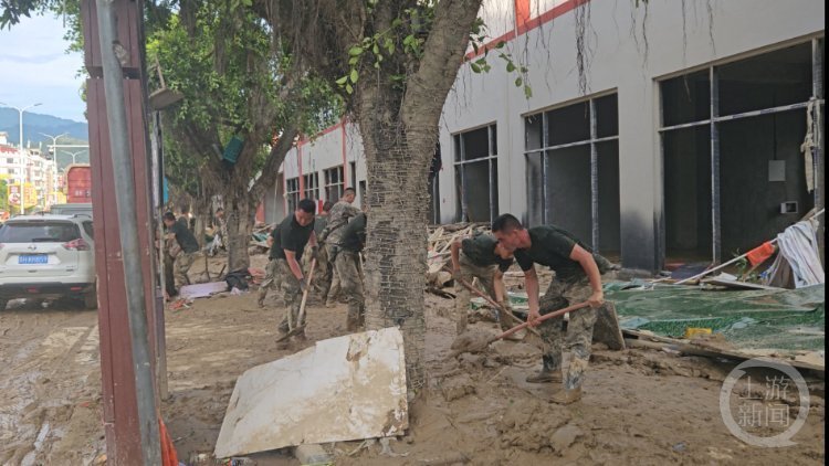Những hình ảnh khó tin tại Trung Quốc sau trận lũ lịch sử: Khắp nơi bị nhấn chìm trong bùn đất, 6 người thiệt mạng- Ảnh 8. Những hình ảnh khó tin tại Trung Quốc sau trận lũ lịch sử: Khắp nơi bị nhấn chìm trong bùn đất, 6 người thiệt mạng- Ảnh 8.
