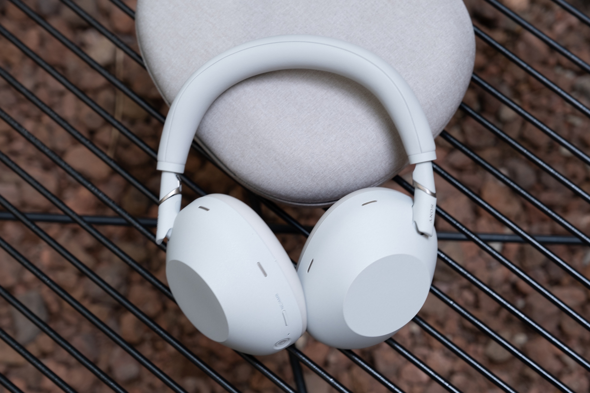 Tai nghe chống ồn Sony WH-1000 XM6 mới lên kệ đã gây sốt: Nhiều cải tiến công nghệ, âm thanh như phòng thu- Ảnh 5. Tai nghe chống ồn Sony WH-1000 XM6 mới lên kệ đã gây sốt: Nhiều cải tiến công nghệ, âm thanh như phòng thu- Ảnh 5.