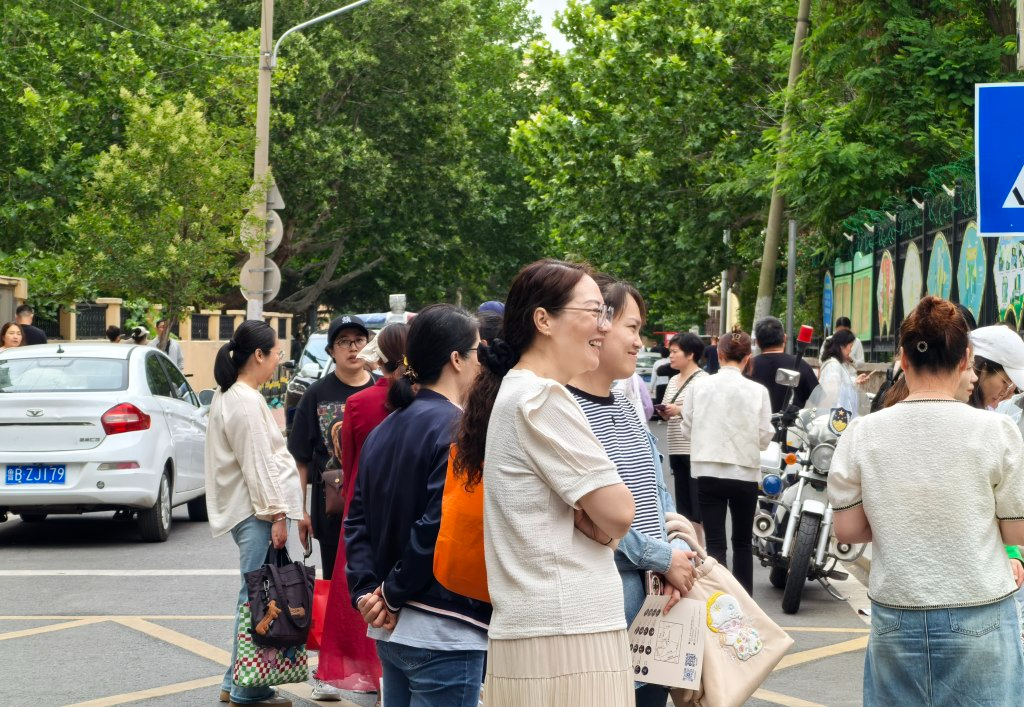 Cha mẹ EQ thấp hay làm 3 việc này trước cổng trường thi- Ảnh 1.