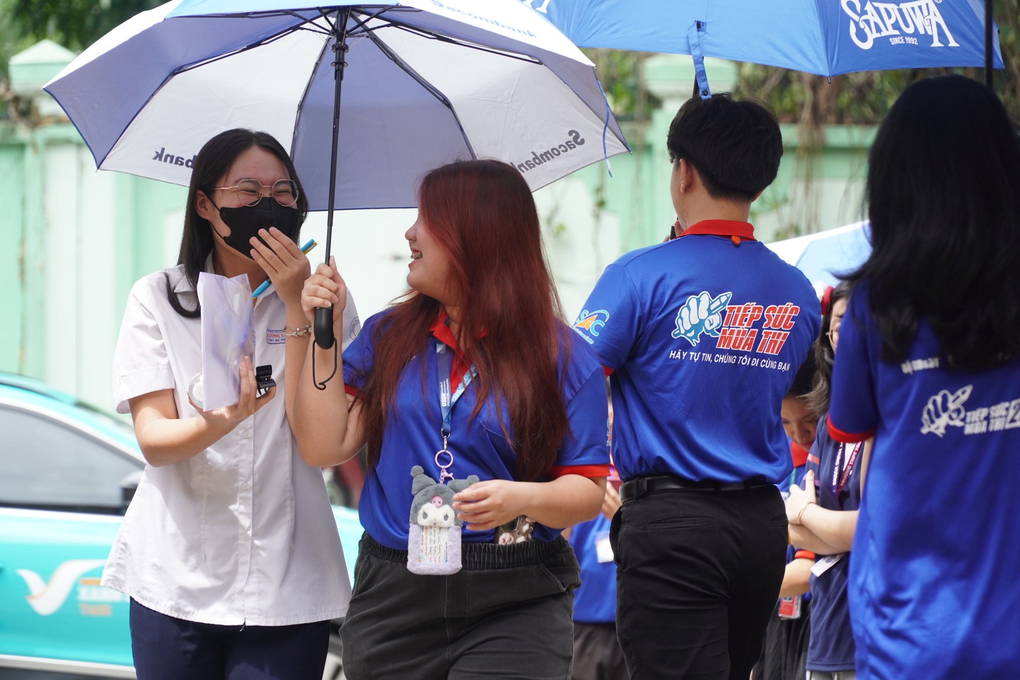 Ông bà U80 từ Bình Dương lên TP HCM động viên cháu gái trước giờ thi- Ảnh 5. Ông bà U80 từ Bình Dương lên TP HCM động viên cháu gái trước giờ thi - Ảnh 4.