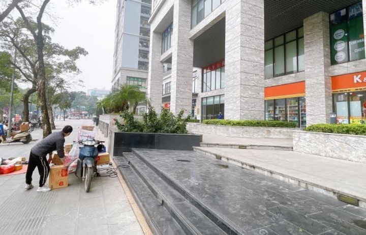 Shophouse chân đế chung cư ế ẩm, nhiều chủ ồ ạt rao bán 2 Shophouse chân đế chung cư ế ẩm, nhiều chủ ồ ạt rao bán