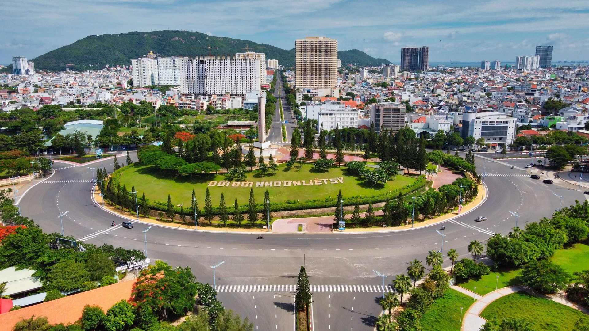 Vài ngày trước sáp nhập, tỉnh này công bố thu ngân sách gần 48.000 tỷ đồng chỉ trong nửa năm- Ảnh 1. Vài ngày trước sáp nhập, tỉnh này công bố thu ngân sách gần 48.000 tỷ đồng chỉ trong nửa năm- Ảnh 1.