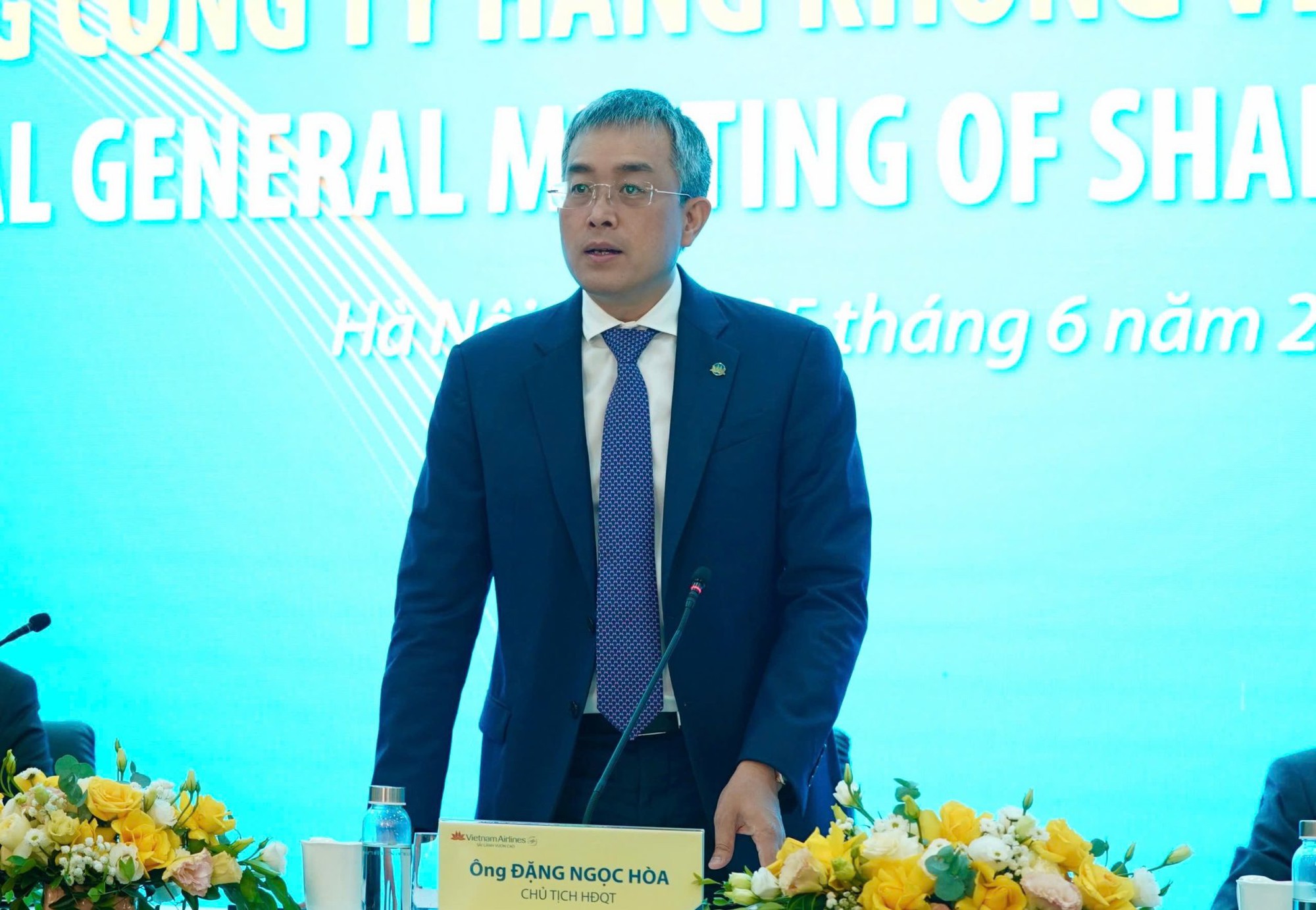 Học Vietjet Air bán gấu bông, mỳ tôm, Vietnam Airlines muốn tăng thêm doanh thu từ trà sữa, Wifi trên máy bay - Ảnh 1.