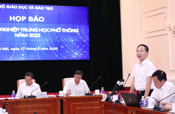 Bộ GD-ĐT sẽ xem xét các phản ánh về độ khó của đề thi môn toán, tiếng Anh - Ảnh 2.