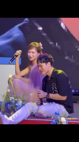 Hoà Minzy-Văn Toàn đẹp đôi sánh vai, netizen soi lời nhắn "ám muội" trên mức tình bạn - Ảnh 1. Hoà Minzy-Văn Toàn đẹp đôi sánh vai, netizen soi lời nhắn "ám muội" trên mức tình bạn - Ảnh 1.