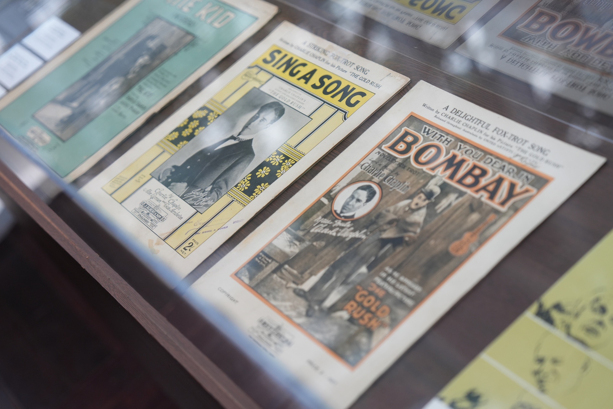 Không gian đặc biệt tại khách sạn 124 năm tuổi ở Hà Nội: Trưng bày kỷ vật của "Vua hề Sác-lô" Charlie Chaplin được sưu tầm từ khắp nơi trên thế giới- Ảnh 2.