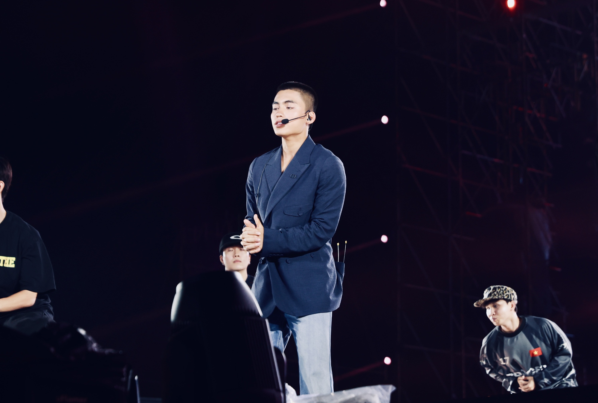 MONO lộ visual "tuyệt đối điện ảnh" qua cam thường, Tăng Duy Tân lên tiếng tin hẹn hò Bích Phương- Ảnh 1.