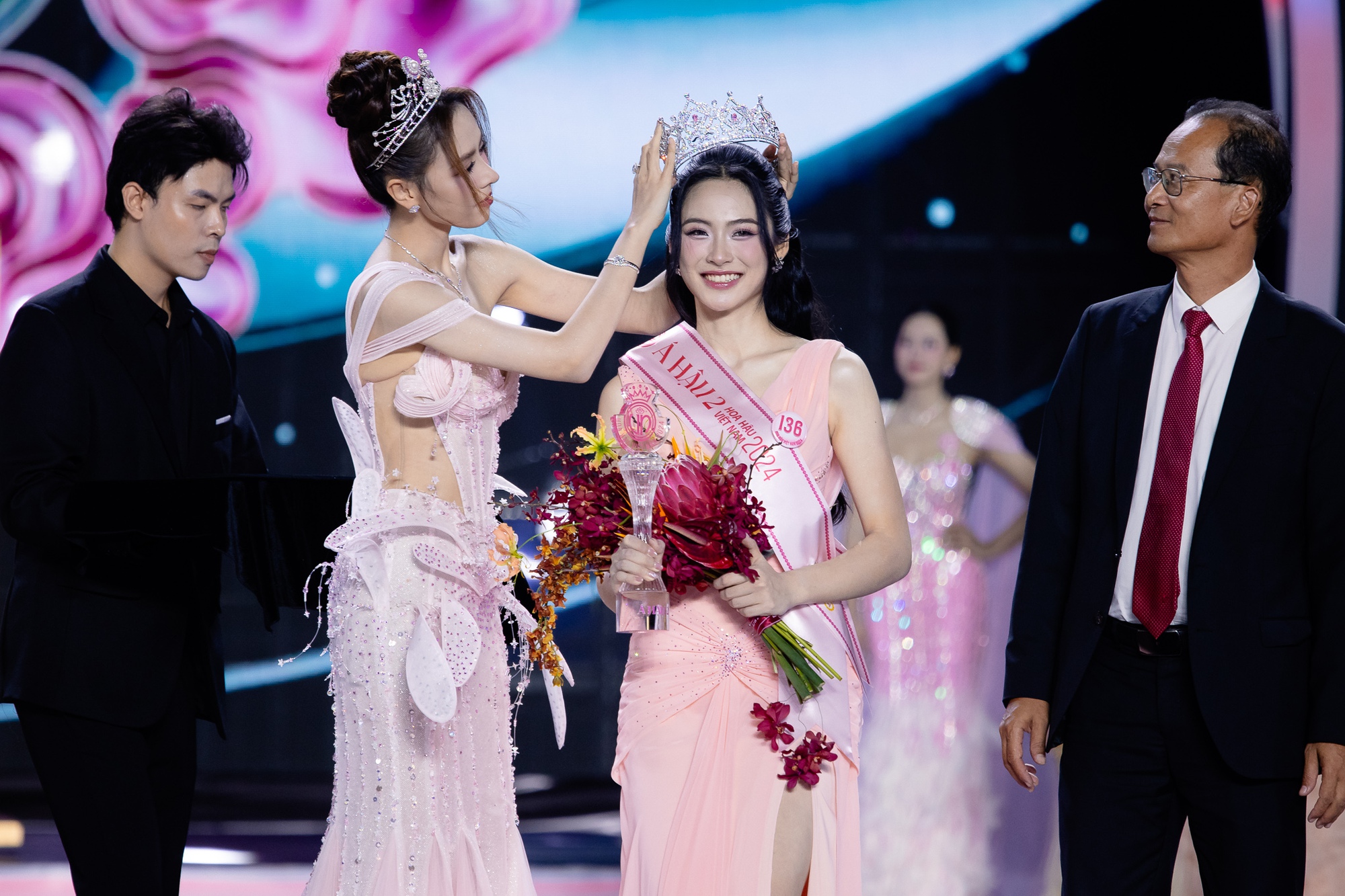 Hà Trúc Linh đăng quang Hoa hậu Việt Nam 2024!- Ảnh 9.