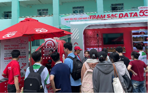 Viettel 5G: Chuyến xe bán hàng trở thành nền tảng truyền thông di động - Ảnh 1. Viettel 5G: Chuyến xe bán hàng trở thành nền tảng truyền thông di động - Ảnh 1.