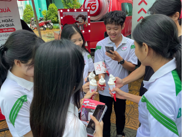 Viettel 5G: Chuyến xe bán hàng trở thành nền tảng truyền thông di động - Ảnh 2. Viettel 5G: Chuyến xe bán hàng trở thành nền tảng truyền thông di động - Ảnh 2.