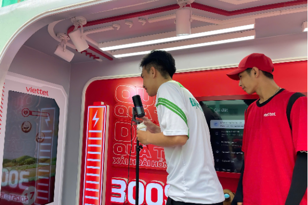 Viettel 5G: Chuyến xe bán hàng trở thành nền tảng truyền thông di động - Ảnh 3. Viettel 5G: Chuyến xe bán hàng trở thành nền tảng truyền thông di động - Ảnh 3.