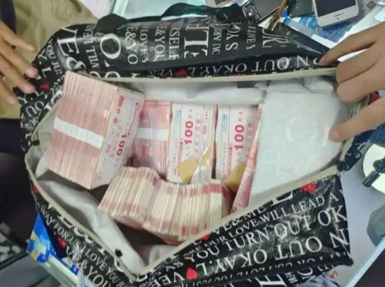 Thu giữ hơn 20 tỷ đồng tiền mặt, 300 gram vàng cùng 68 chiếc điện thoại di động