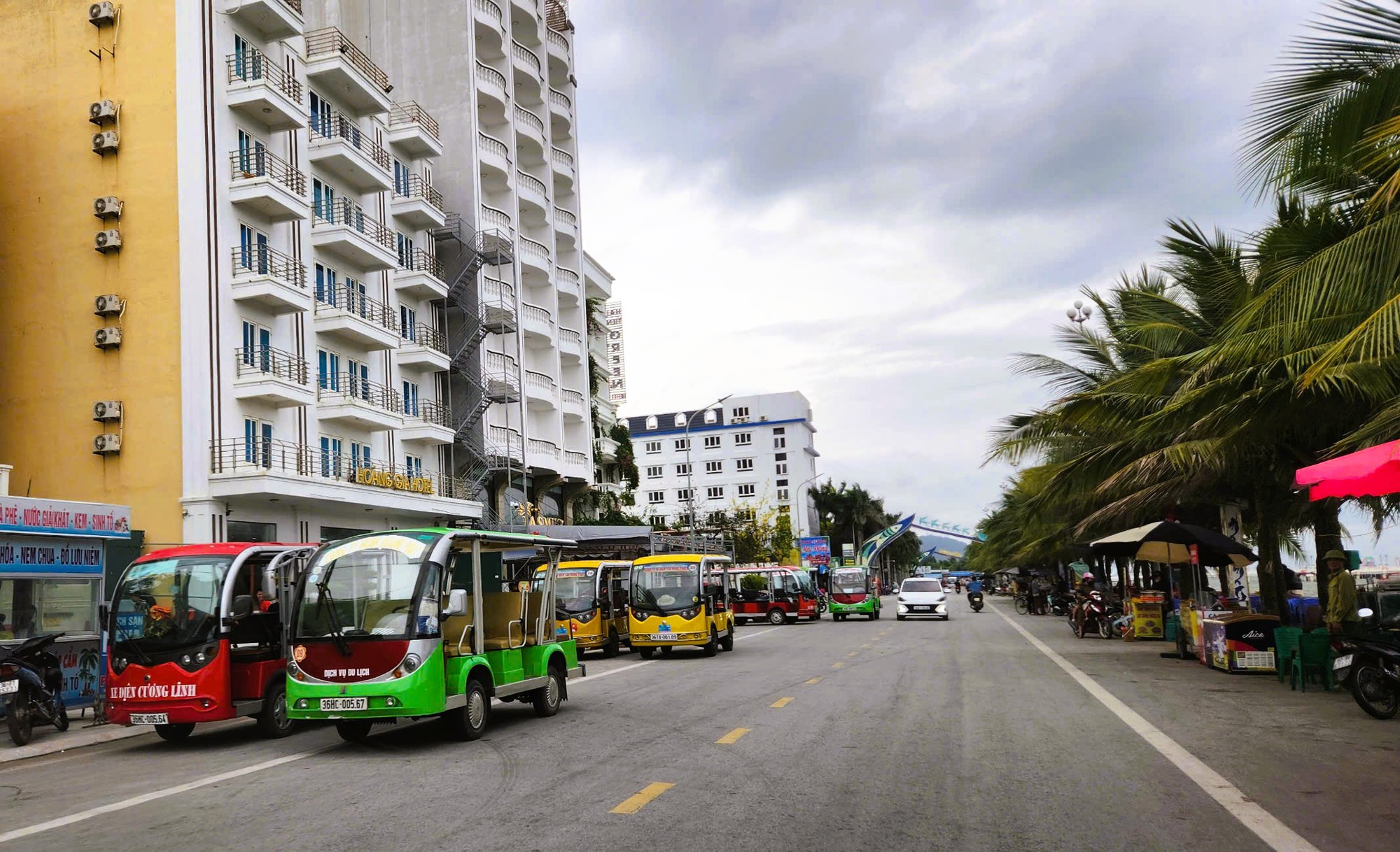 Hàng trăm xe điện ở bãi biển nổi tiếng Thanh Hóa sẽ dừng hoạt động- Ảnh 1. Hàng trăm xe điện ở bãi biển nổi tiếng Thanh Hóa sẽ dừng hoạt động- Ảnh 1.