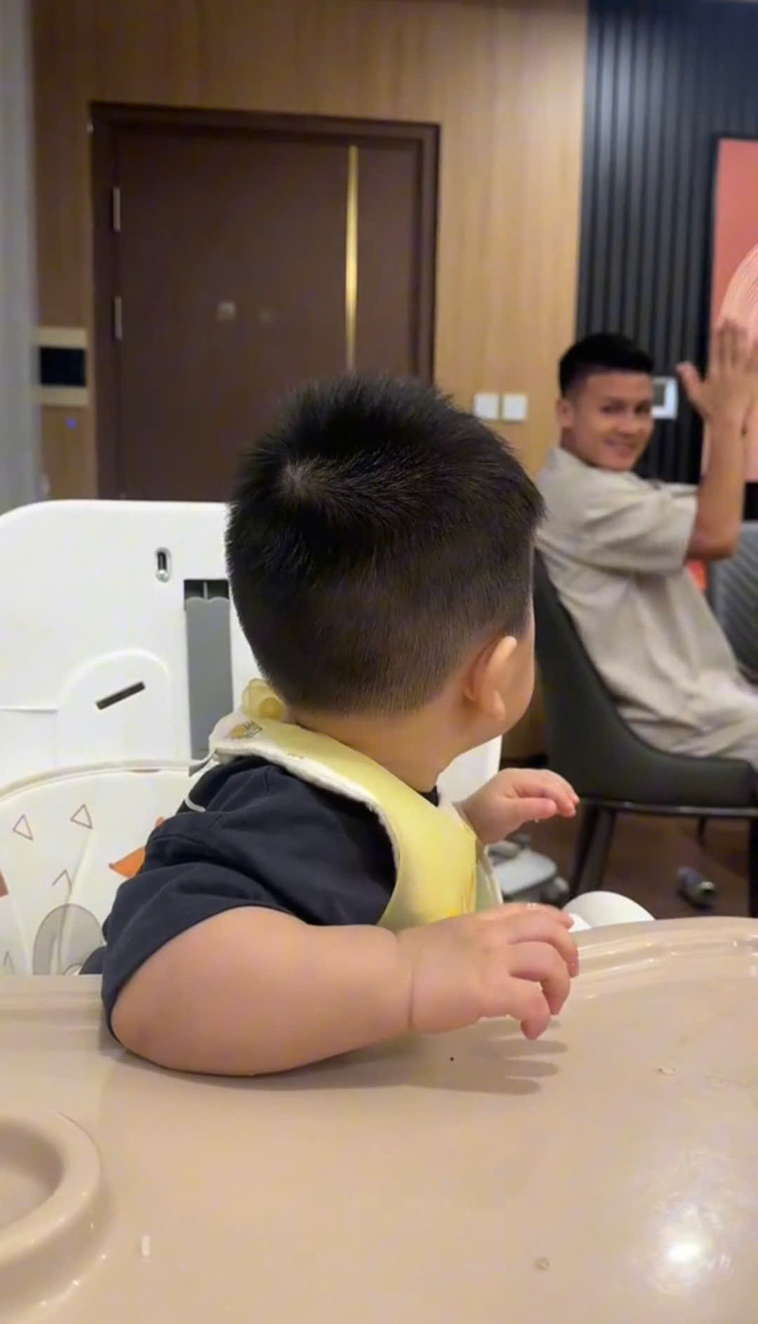 3,2 triệu người dán mắt vào xem bố Quang Hải ngồi vỗ tay cổ vũ cho bé Lido ăn bốc- Ảnh 5.