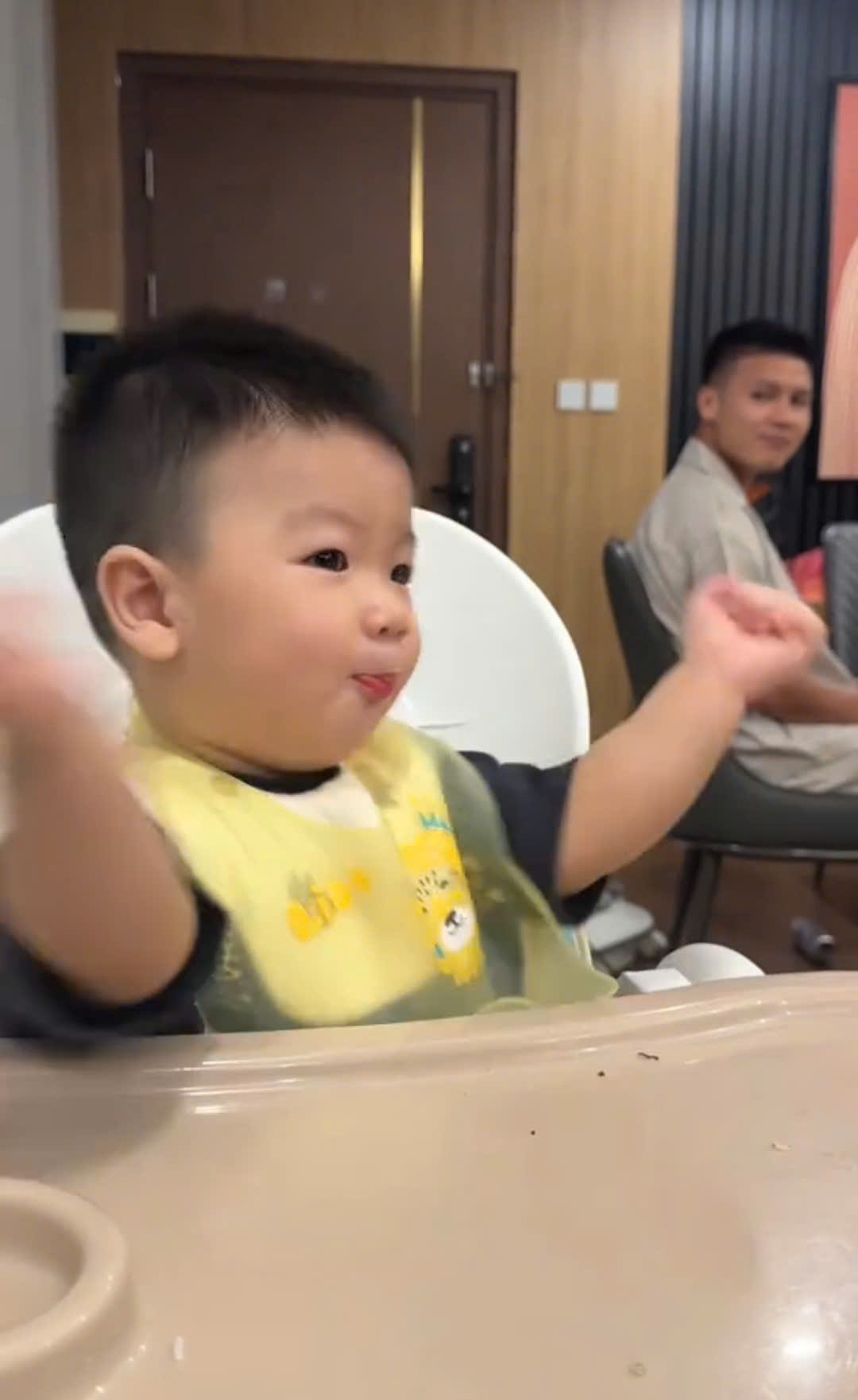 3,2 triệu người dán mắt vào xem bố Quang Hải ngồi vỗ tay cổ vũ cho bé Lido ăn bốc- Ảnh 3.