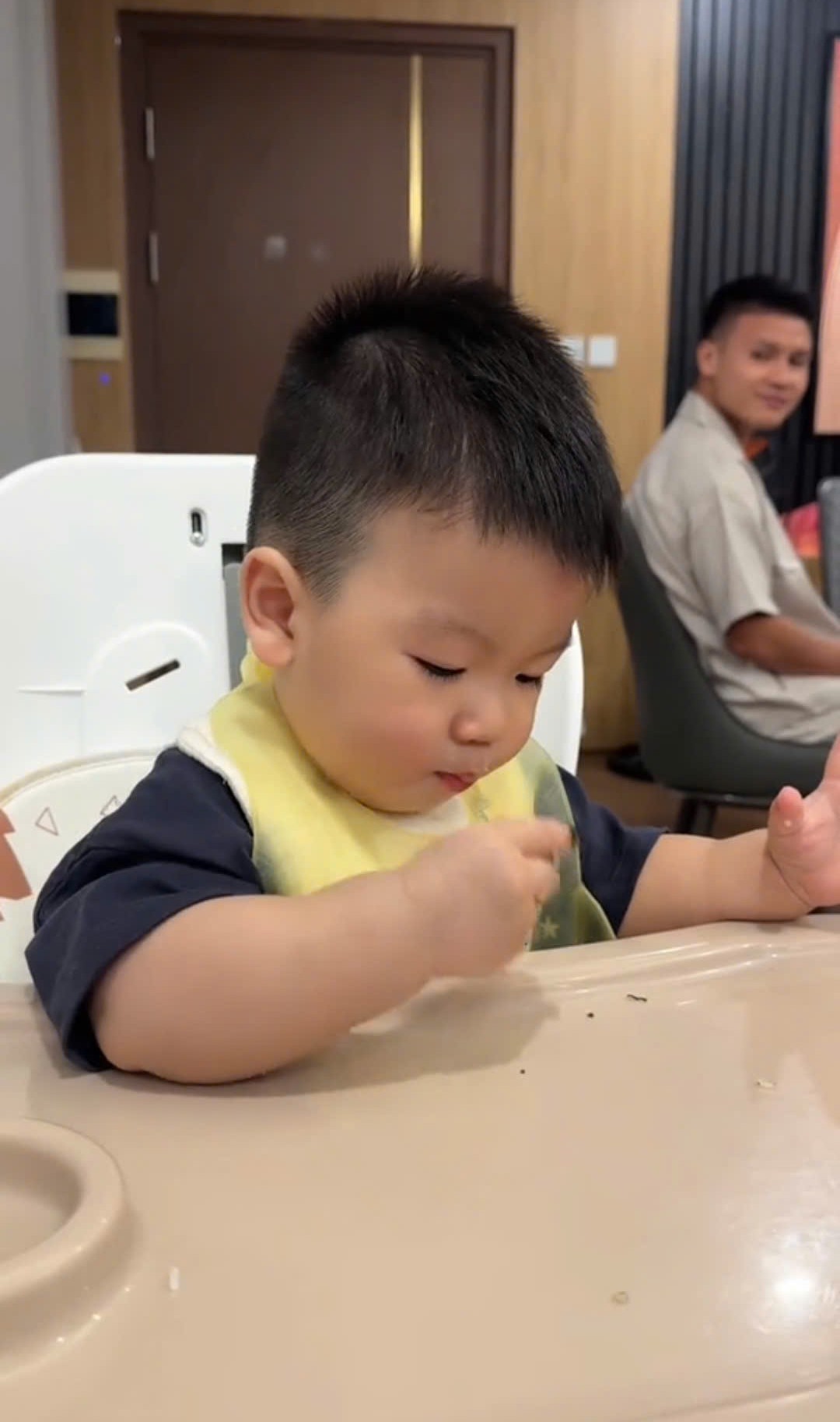 3,2 triệu người dán mắt vào xem bố Quang Hải ngồi vỗ tay cổ vũ cho bé Lido ăn bốc- Ảnh 4.