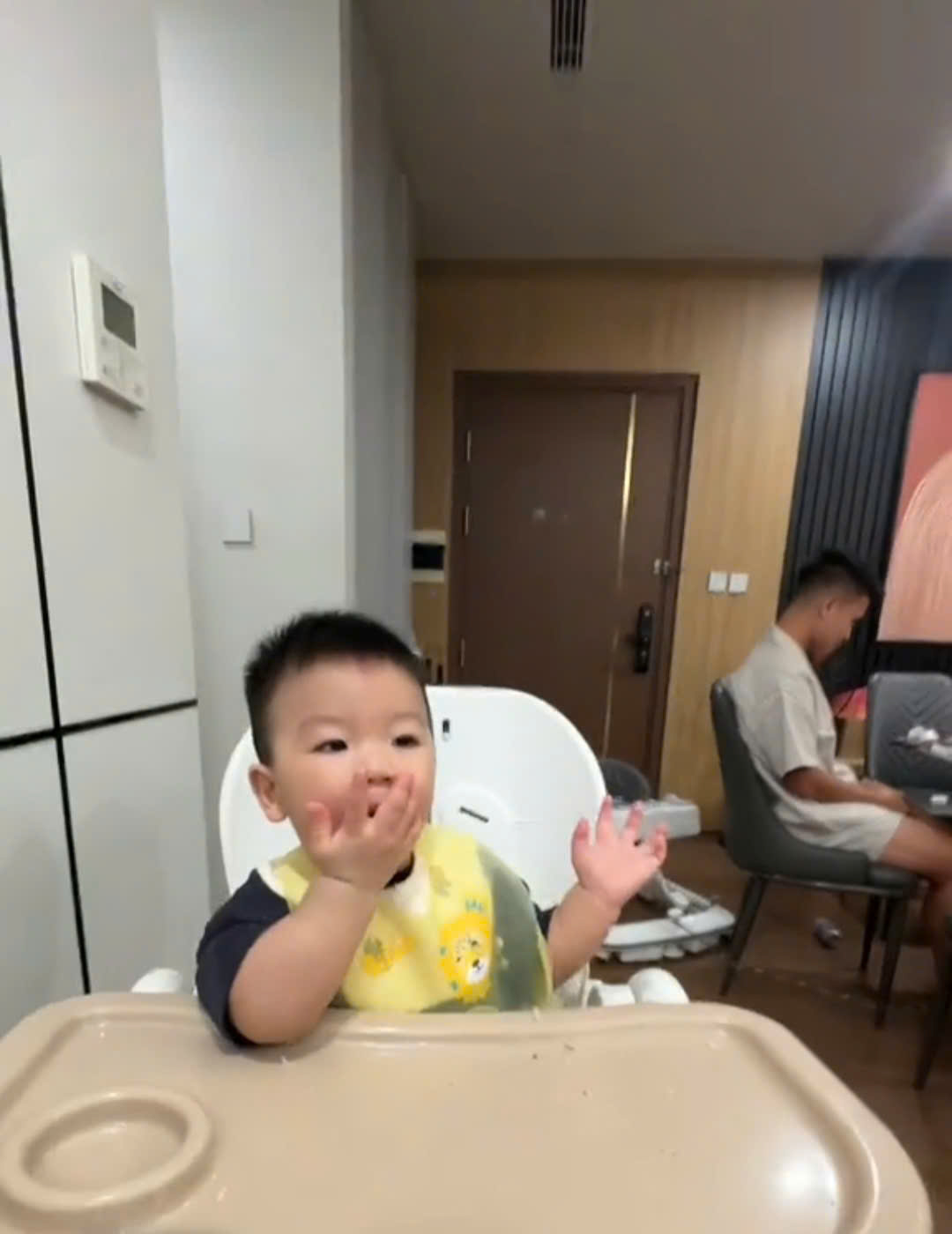 3,2 triệu người dán mắt vào xem bố Quang Hải ngồi vỗ tay cổ vũ cho bé Lido ăn bốc- Ảnh 2.