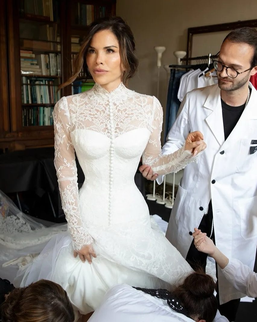 180 chiếc nút áo trên váy cưới của vợ tỷ phú Jeff Bezos có gì đặc biệt?- Ảnh 9.